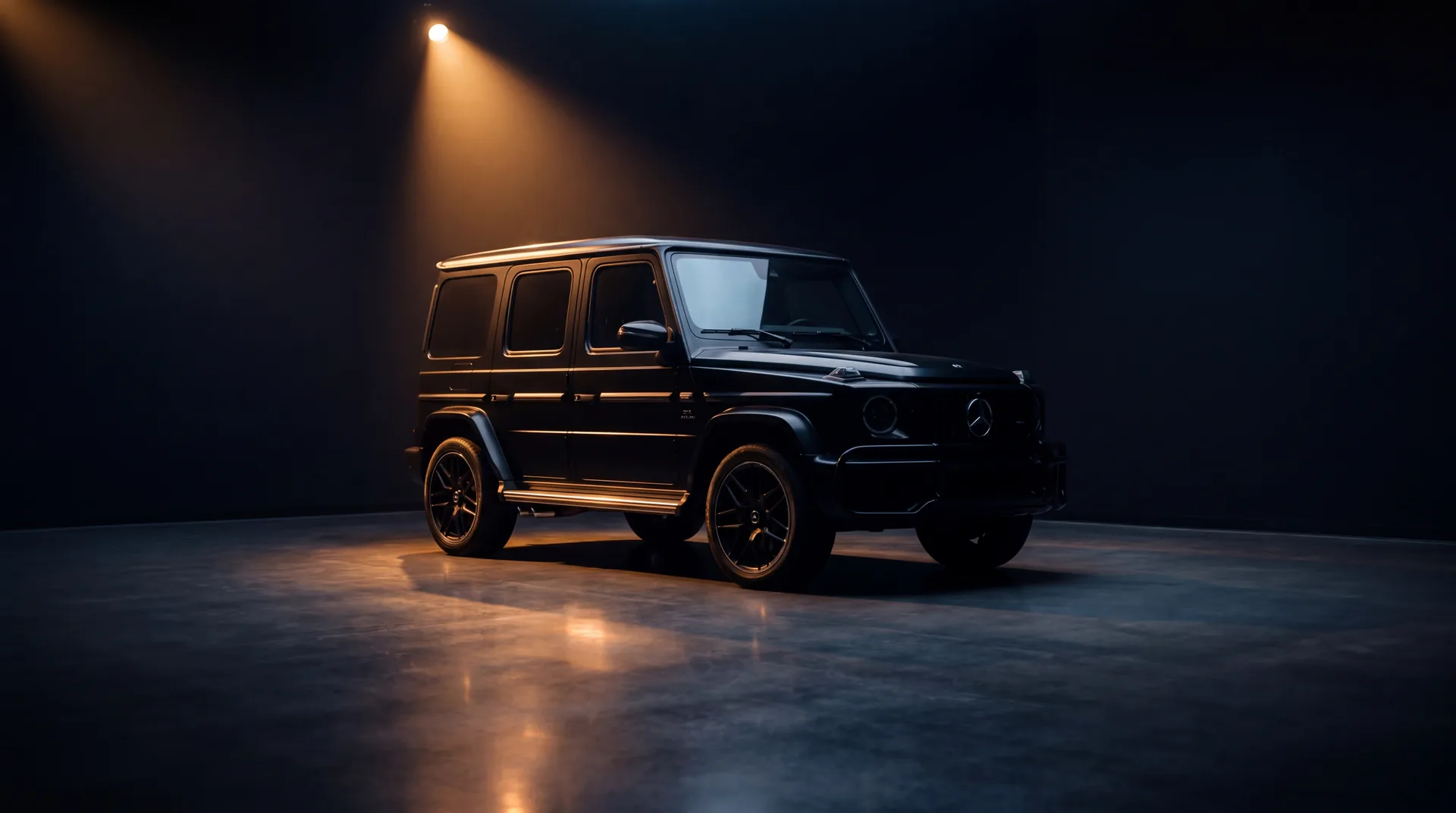 미니멀한 다크 쇼룸에서 단일 앰버 스포트라이트 아래 놓인 Mercedes-Benz G-클래스 G-Wagon, 광택 콘크리트 바닥에 반사된 모습
